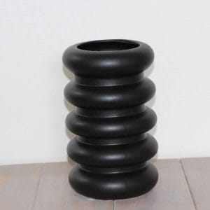 Leuke zwarte vaas met ribbels