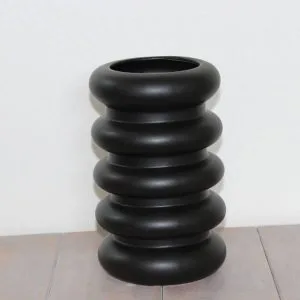 Leuke zwarte vaas met ribbels