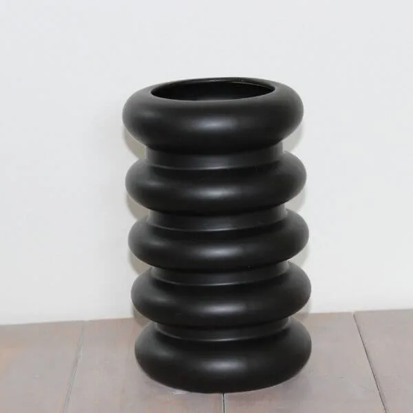 Leuke zwarte vaas met ribbels