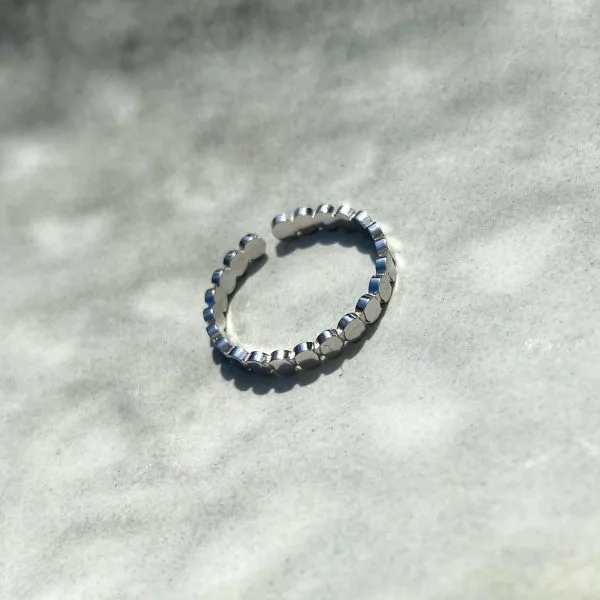 Ring verbonden rondjes zilver