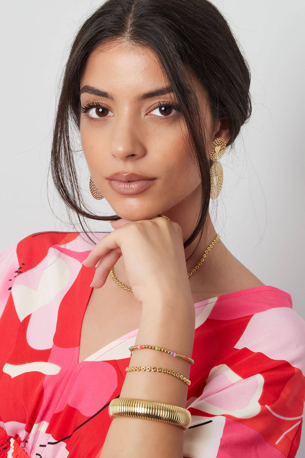 Armband aaneengesloten hartjes - goud