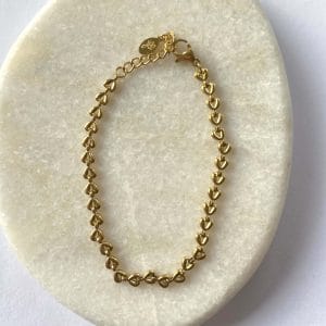 Armband aaneengesloten hartjes - goud