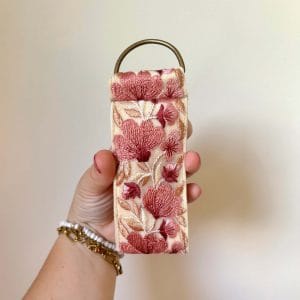 Sleutelhanger / tassenhanger geborduurd roze/beige
