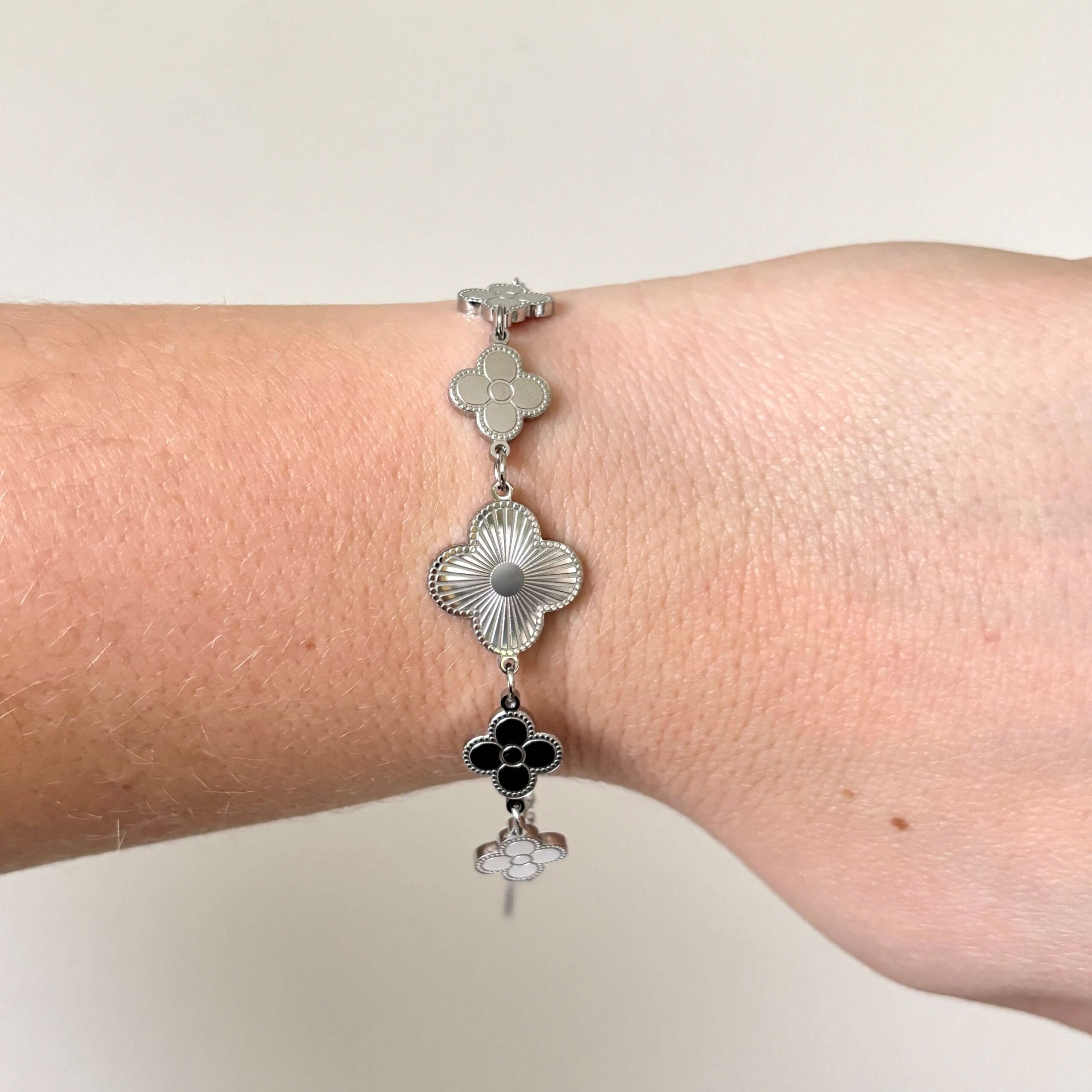 Zilveren armband met vijf grote bloemen 1