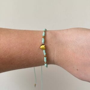 Gevlochten armbandje hartje met bolletjes - lichtblauw/goud