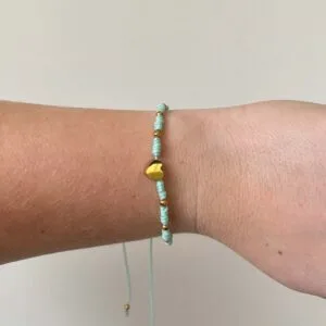 Gevlochten armbandje hartje met bolletjes - lichtblauw/goud