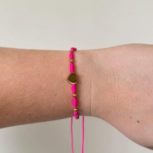 Gevlochten armbandje hartje met bolletjes - fuchsia/goud