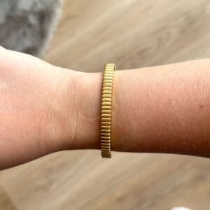 Gouden bangle met streepjes