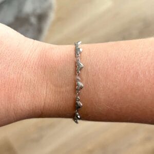 Zilveren armband verbonden hartjes