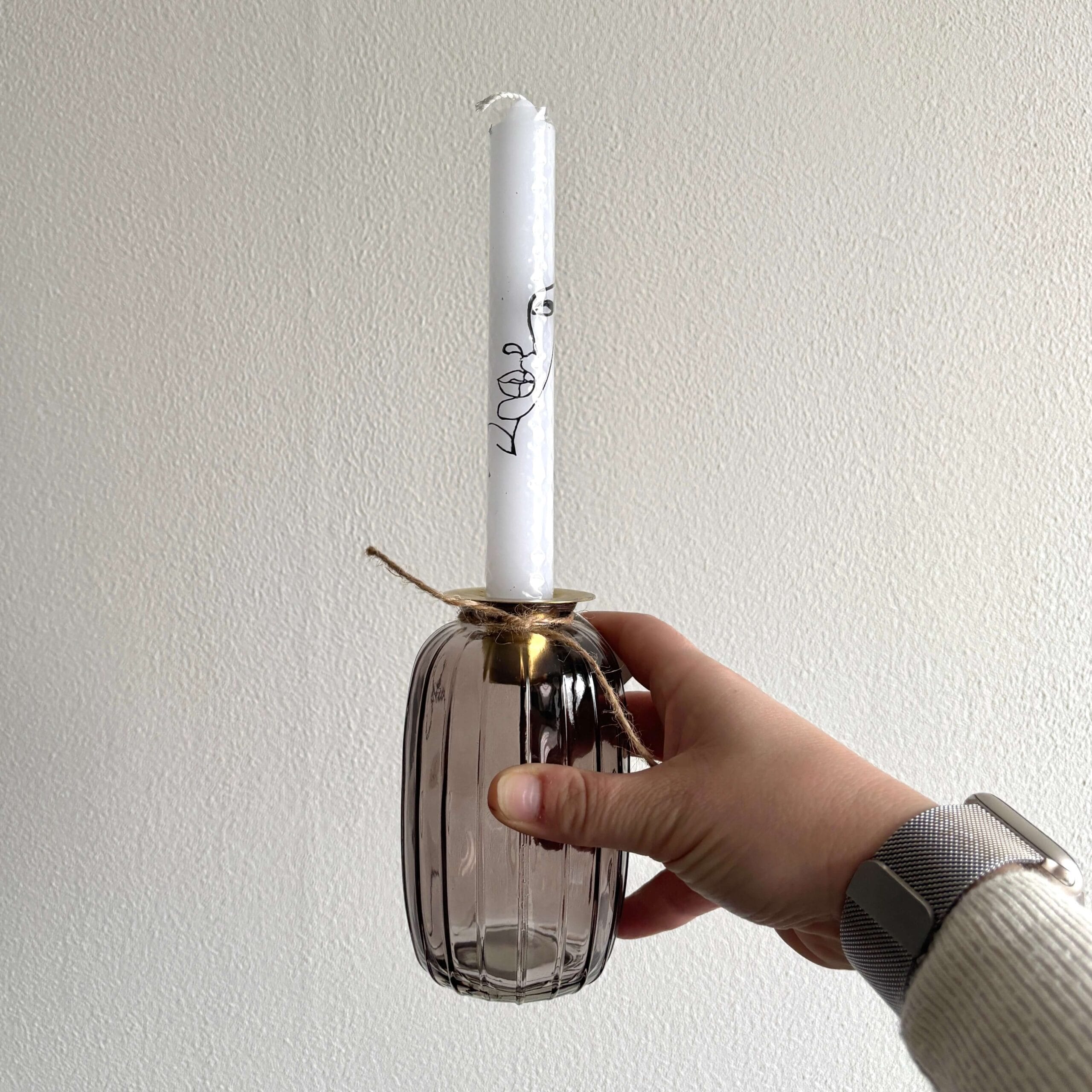 Grijze kaarsenhouder met kaars