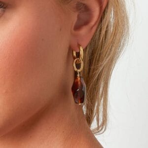 Gouden oorbellen met bruine acryl bedel